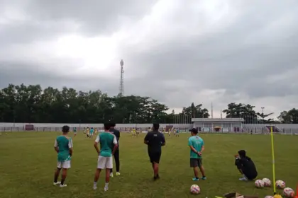 Permain persibangga purbalingga sedang berlatih