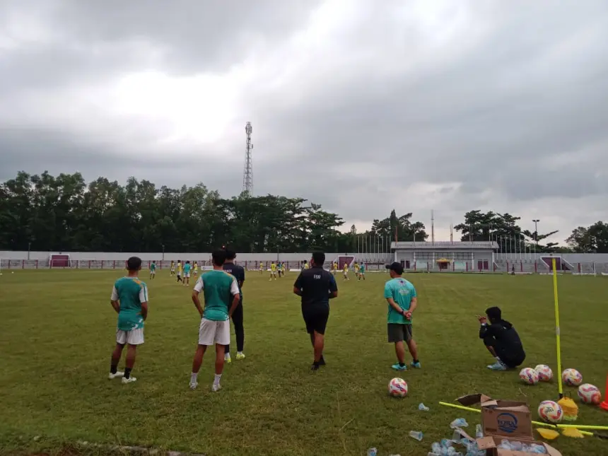 Permain persibangga purbalingga sedang berlatih