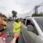 Satlantas Polres Purbalingga beri layanan kepada pemudik. (Foto :Humas Polres Purbalingga)