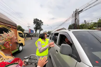 Satlantas Polres Purbalingga beri layanan kepada pemudik. (Foto :Humas Polres Purbalingga)