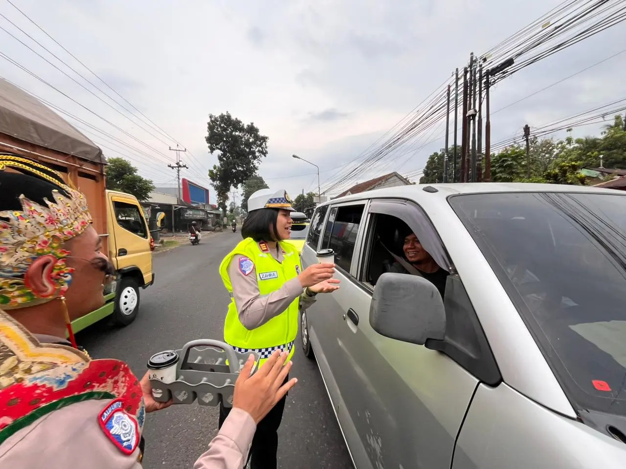 Satlantas Polres Purbalingga beri layanan kepada pemudik. (Foto :Humas Polres Purbalingga)