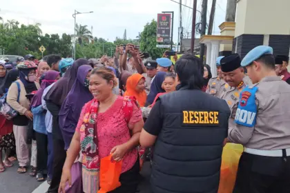 Polresta Cilacap bagi takjil