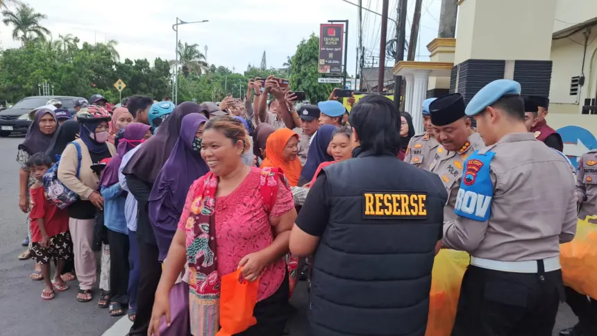 Polresta Cilacap bagi takjil