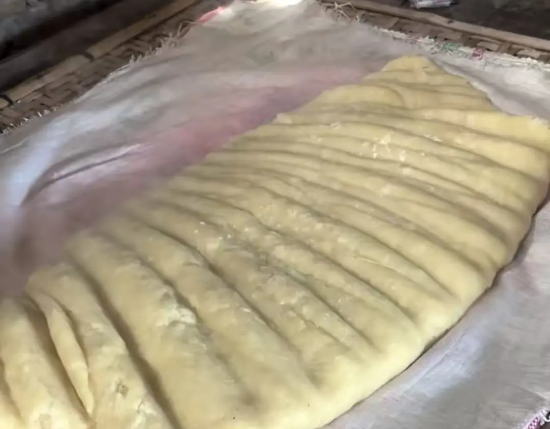 Proses pembuatan emping melinjo
