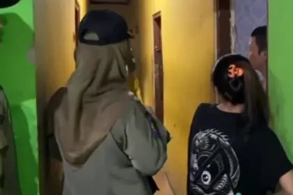 Razia eks lokalisasi slarang cilacapDua wanta terduga PSK diaman petugas gabungan dari eks lokalisasi Slarang Cilacap. (Satpol PP).