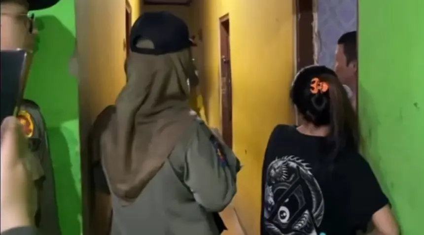 Razia eks lokalisasi slarang cilacapDua wanta terduga PSK diaman petugas gabungan dari eks lokalisasi Slarang Cilacap. (Satpol PP).