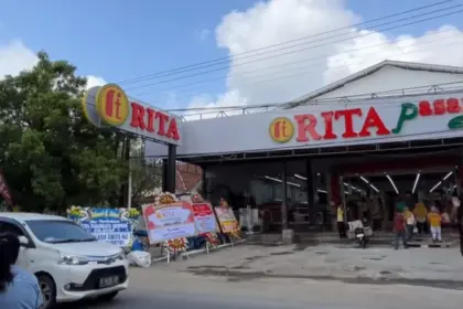 Wajah baru Rita Pasaraya Express Cilacap yang kini berlokasi di depan RS Santa Maria pasca musibah kebakaran 2 Februari 2026. (Foto: TikTok @rita.cilacap)