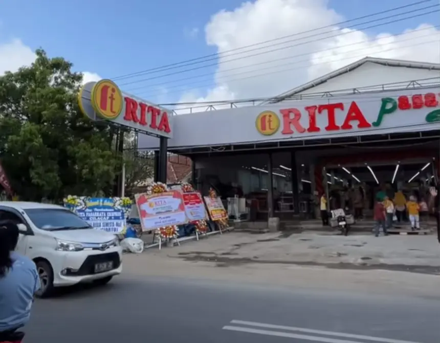 Wajah baru Rita Pasaraya Express Cilacap yang kini berlokasi di depan RS Santa Maria pasca musibah kebakaran 2 Februari 2026. (Foto: TikTok @rita.cilacap)