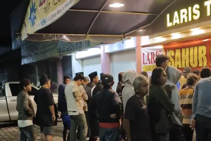 Sahur gratis laris group di alun-alun purwokerto