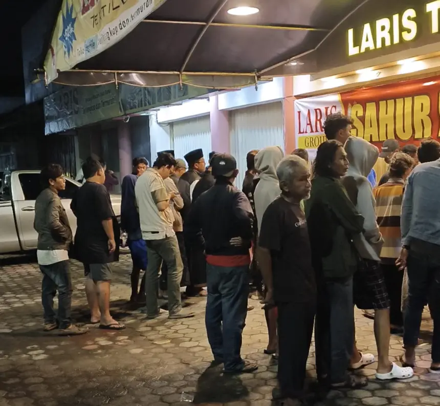 Sahur gratis laris group di alun-alun purwokerto