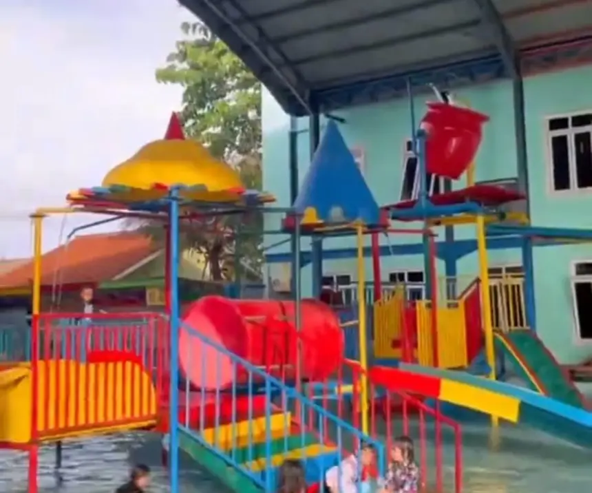 Sentul Water Park & Hall, dengan fasilitas kolam renang indoor di Cilacap sehingga pengunjung bisa bermain tanpa takut kepanasan. (Foto: TikTok @sentul.waterpark)
