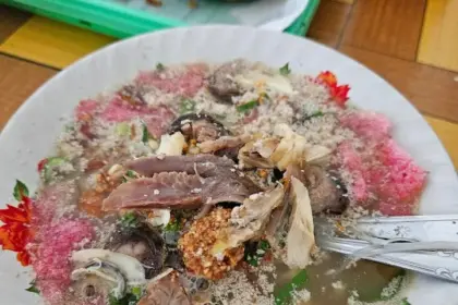 Satu porsi Soto Tentrem Hj.Maryam, kuliner legend sejak 1974 yang comfort food di Cilacap. (Foto: Google Review/Sapto Adi) 