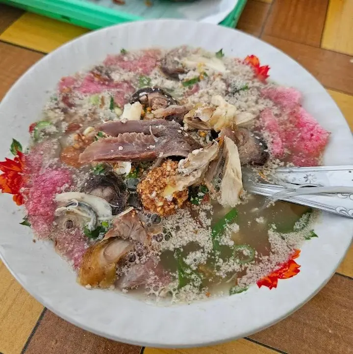 Satu porsi Soto Tentrem Hj.Maryam, kuliner legend sejak 1974 yang comfort food di Cilacap. (Foto: Google Review/Sapto Adi) 