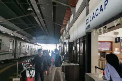 Ribuan penumpang padati stasiun Cilacap pada momen Idulfitri 1447 H. (Daop 5).