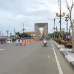 Pengunjung memadati kawasan heritage tugu titik nol kilometer kota lama Cilacap. (Tri Aji).