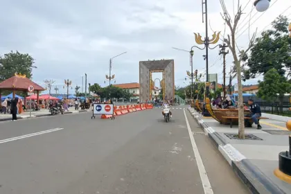 Pengunjung memadati kawasan heritage tugu titik nol kilometer kota lama Cilacap. (Tri Aji).