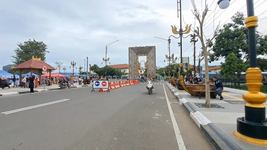 Pengunjung memadati kawasan heritage tugu titik nol kilometer kota lama Cilacap. (Tri Aji).