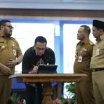 Wabup Purbalingga Dimas Prasetyahani didampingi Ketua DPRD Purbalingga HR Bambang Irawan menandatangani pakta integritas transparansi pengelolaan anggaran, Senin (30/3/2026). (Foto : Prokopim Setda Purbalingga)