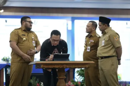 Wabup Purbalingga Dimas Prasetyahani didampingi Ketua DPRD Purbalingga HR Bambang Irawan menandatangani pakta integritas transparansi pengelolaan anggaran, Senin (30/3/2026). (Foto : Prokopim Setda Purbalingga)