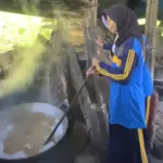 Siswa-siswi saat mengikuti praktik pembuatan Gula Kelapa atau Gula Merah di Wisata Pereng Cilongok. (Foto: TikTok @wisatapereng.cilongok)