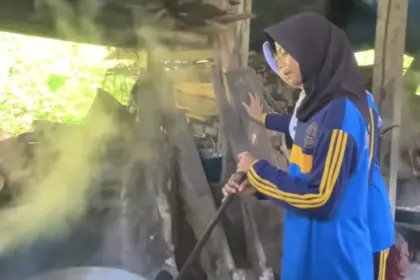 Siswa-siswi saat mengikuti praktik pembuatan Gula Kelapa atau Gula Merah di Wisata Pereng Cilongok. (Foto: TikTok @wisatapereng.cilongok)