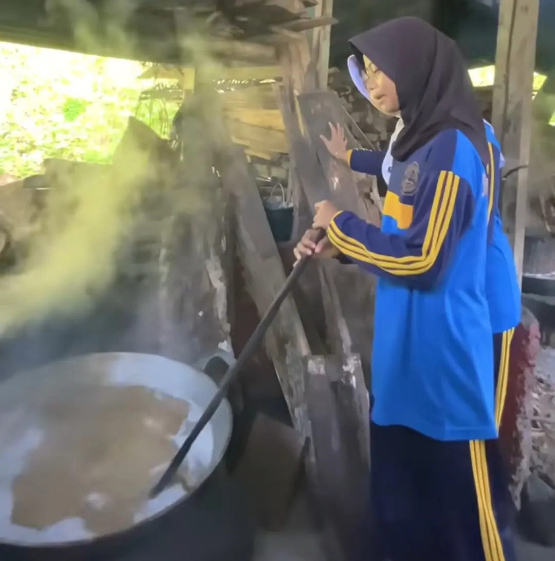 Siswa-siswi saat mengikuti praktik pembuatan Gula Kelapa atau Gula Merah di Wisata Pereng Cilongok. (Foto: TikTok @wisatapereng.cilongok)