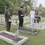 Forkopimda Cilacap ziarah ke makam pahlawan dan bupati terdahulu dalam rangkaian Hari Jadi Cilacap ke170. (Pemkab Cilacap).