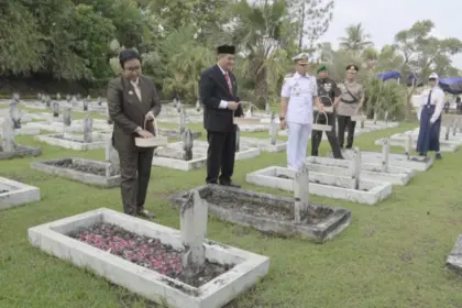 Forkopimda Cilacap ziarah ke makam pahlawan dan bupati terdahulu dalam rangkaian Hari Jadi Cilacap ke170. (Pemkab Cilacap).