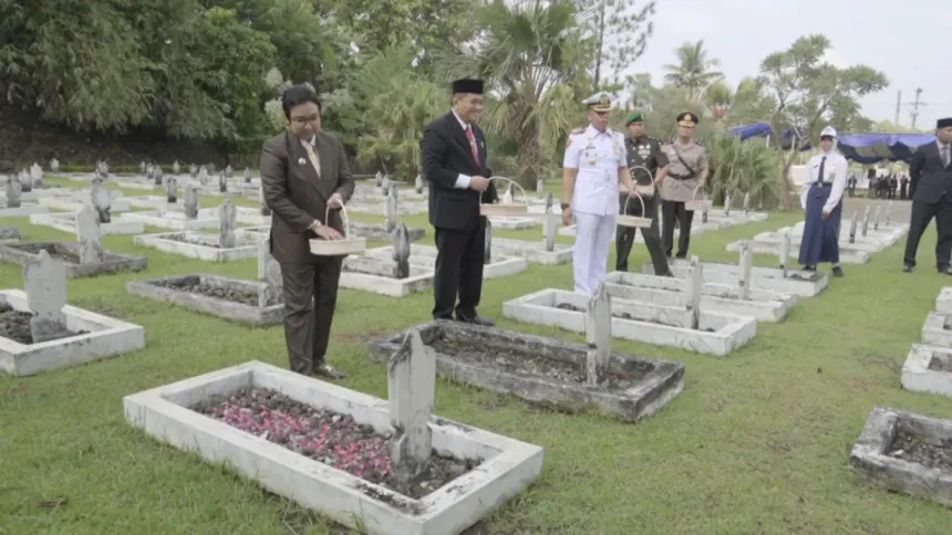 Forkopimda Cilacap ziarah ke makam pahlawan dan bupati terdahulu dalam rangkaian Hari Jadi Cilacap ke170. (Pemkab Cilacap).