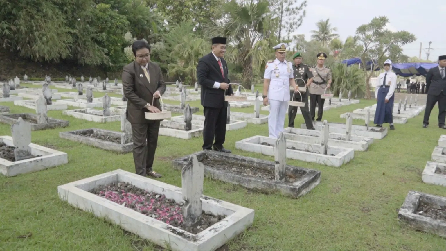 Forkopimda Cilacap ziarah ke makam pahlawan dan bupati terdahulu dalam rangkaian Hari Jadi Cilacap ke170. (Pemkab Cilacap).