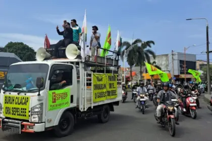 Buruh Cilacap saat konvoi di Jalan Perkotaan Cilacap pada peringatan May Day. (Tri Aji).