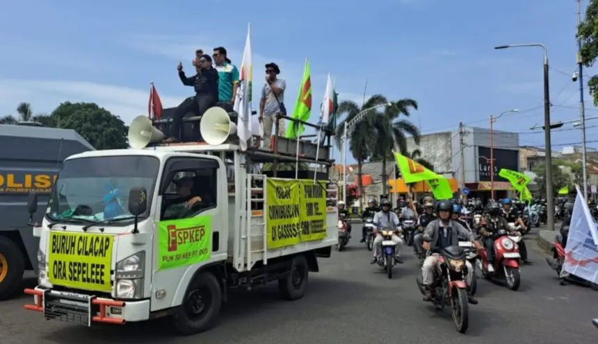 Buruh Cilacap saat konvoi di Jalan Perkotaan Cilacap pada peringatan May Day. (Tri Aji).
