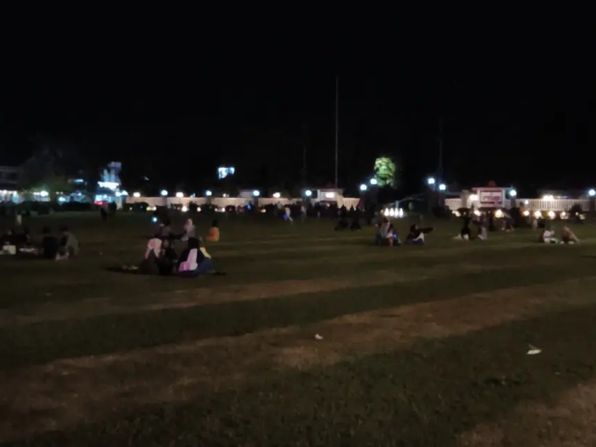 Akses terbuka bagi publik, Alun-Alun Purwokerto kini bebas dinikmati tanpa pembatasan area rumput. (Foto: Dok cilacaptoday.com)