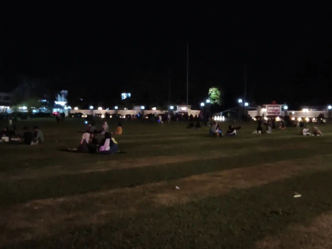 Akses terbuka bagi publik, Alun-Alun Purwokerto kini bebas dinikmati tanpa pembatasan area rumput. (Foto: Dok cilacaptoday.com)