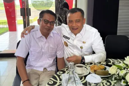 Anggota Fraksi Gerindra DPRD Cilacap, Suheri bersama Gubernur Jateng Ahmad Luthfi menyambut Presiden Prabowo ke Cilacap