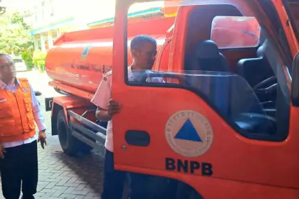Kepala Pelaksana BPBD Cilacap, Taryo, saat mengecek Armada Tangki Air bersih yang disiagakan hadapi musim kemarau. (Tri Aji).