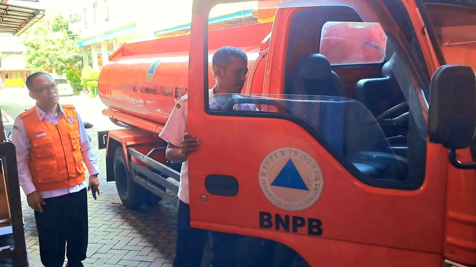 Kepala Pelaksana BPBD Cilacap, Taryo, saat mengecek Armada Tangki Air bersih yang disiagakan hadapi musim kemarau. (Tri Aji).