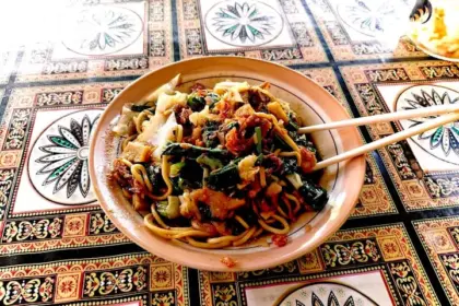 Kelezatan satu porsi Bakmie Anglo Pak Trisno yang kaya aroma asap hasil olahan arang tradisional. (Sumber: Google Review/Adnan Supardi)