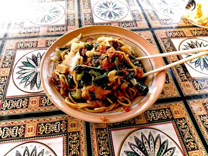Kelezatan satu porsi Bakmie Anglo Pak Trisno yang kaya aroma asap hasil olahan arang tradisional. (Sumber: Google Review/Adnan Supardi)