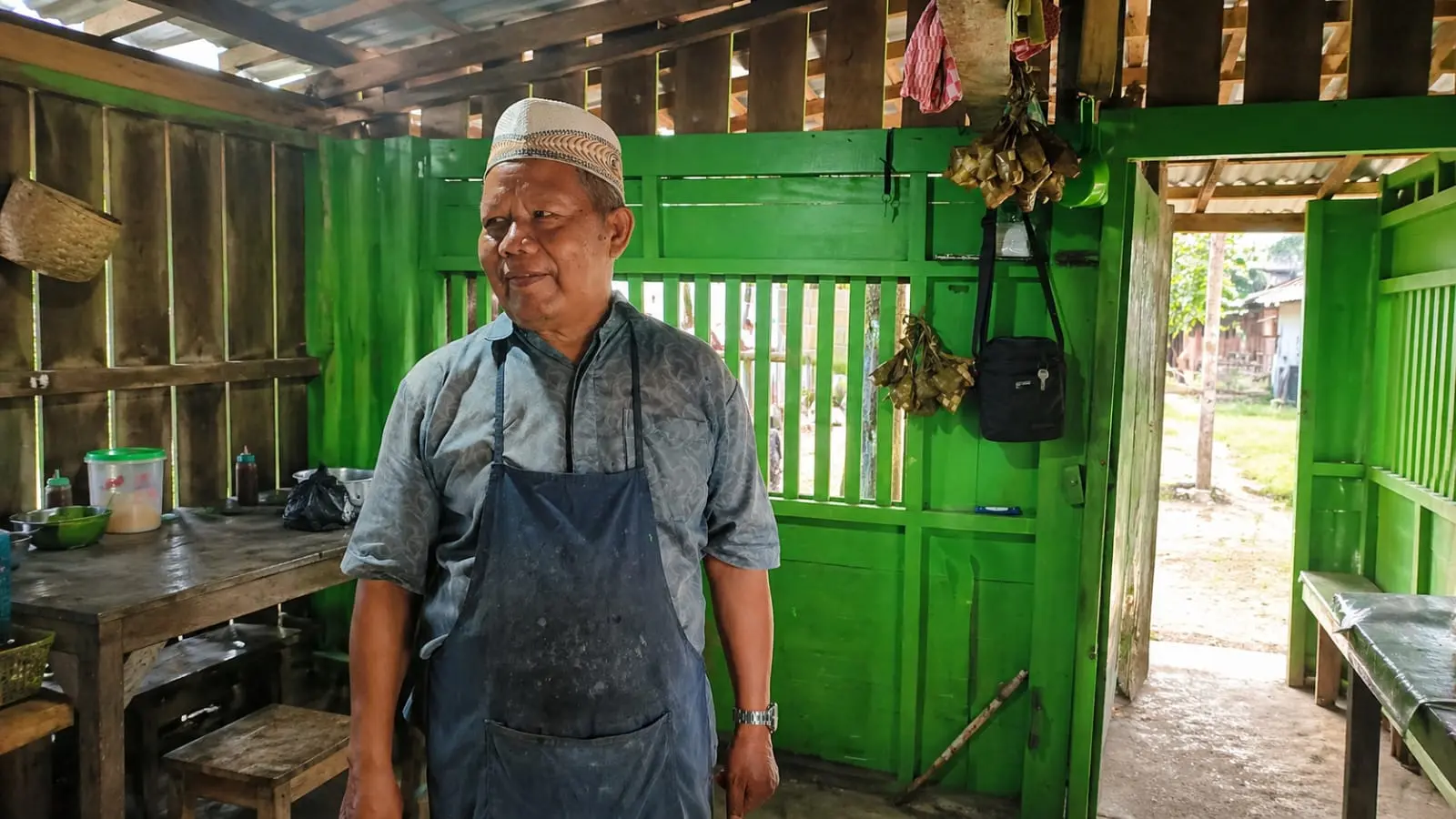 Pak Gendut, saat menceritakan perjalanan bisnisnya dari pikulan hingga sudah menetap selama 30 tahun. (Foto: cilacaptoday.com) 
