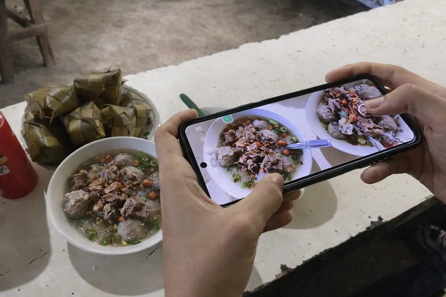 Satu porsi Bakso Pak Gendut, lengkap dengan tetelan dan kacang. (Foto: cilacaptoday.com)