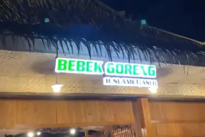 Bebek Goreng H. Slamet yang menjadi salah satu kuliner legend di Purwokerto. (Foto: TikTok @bebekgorengh.slamet_asli) 