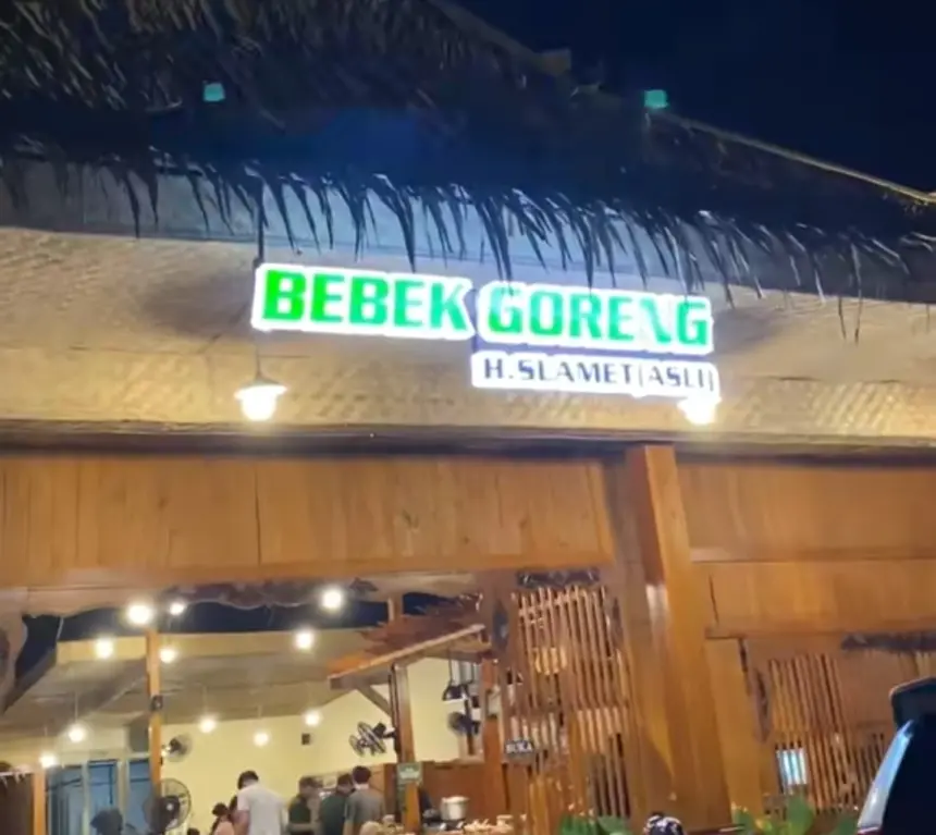 Bebek Goreng H. Slamet yang menjadi salah satu kuliner legend di Purwokerto. (Foto: TikTok @bebekgorengh.slamet_asli) 