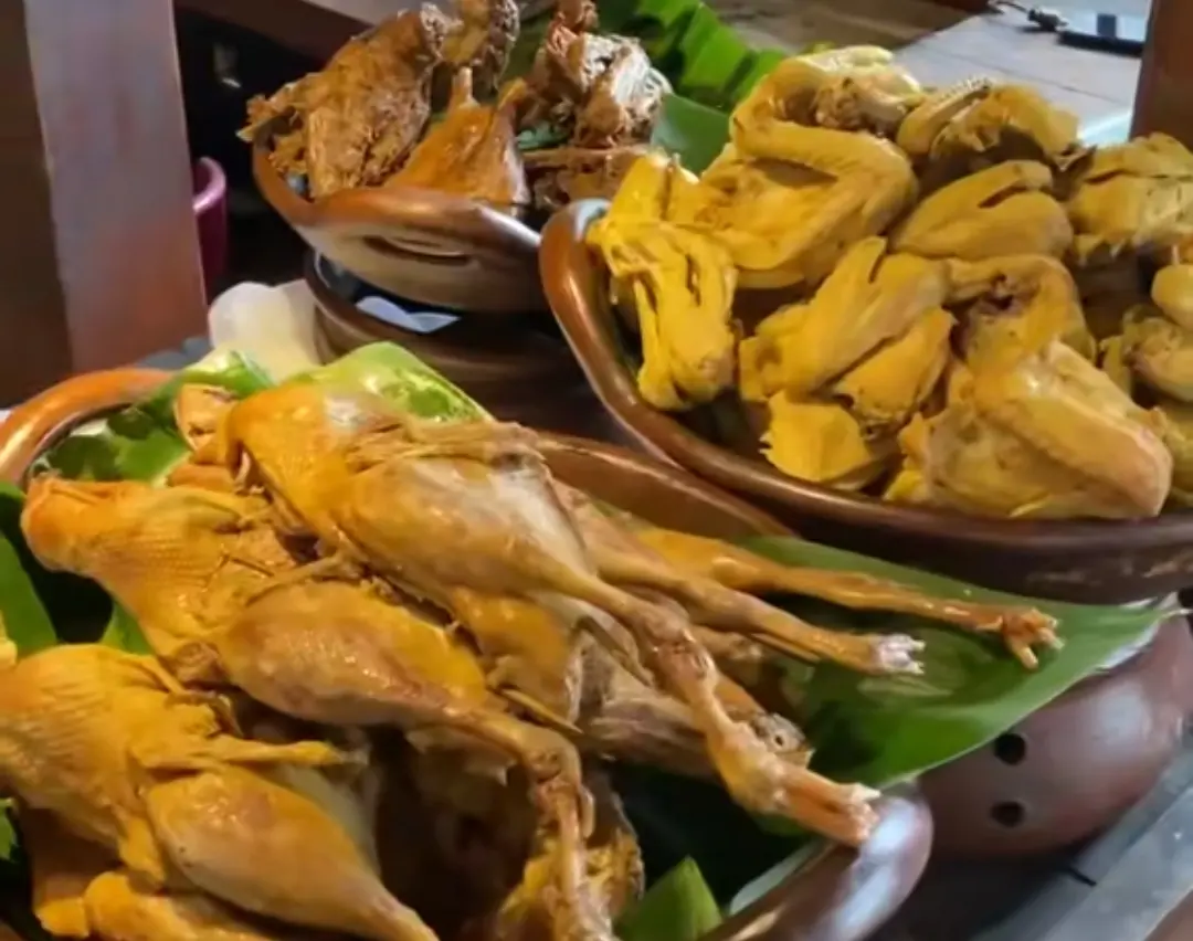 Porsi ¼ dan ½ dari Bebek Goreng H. Slamet Purwokerto. (Foto: TikTok @bebekgorengh.slamet_asli)