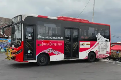 Akses Pintu Barat Stasiun Purwokerto kini terhubung langsung dengan layanan Trans Banyumas, memudahkan wisatawan mengeksplorasi berbagai destinasi di Kabupaten Banyumas. (Foto: Dok Seputar Banyumas)