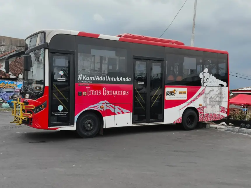 Akses Pintu Barat Stasiun Purwokerto kini terhubung langsung dengan layanan Trans Banyumas, memudahkan wisatawan mengeksplorasi berbagai destinasi di Kabupaten Banyumas. (Foto: Dok Seputar Banyumas)
