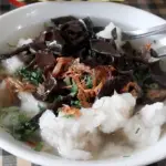 Pempek dan tekwan di Cafe Bu Jaelani, Jalan Laban, menjadi salah satu rekomendasi kuliner Cilacap dengan suasana nyaman dan rasa autentik. (Foto: Instagram @cafebujaelani)