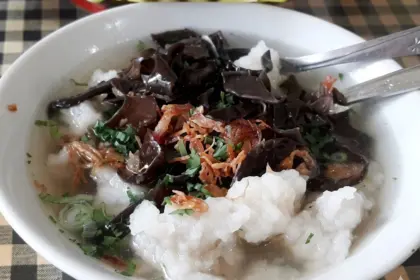 Pempek dan tekwan di Cafe Bu Jaelani, Jalan Laban, menjadi salah satu rekomendasi kuliner Cilacap dengan suasana nyaman dan rasa autentik. (Foto: Instagram @cafebujaelani)