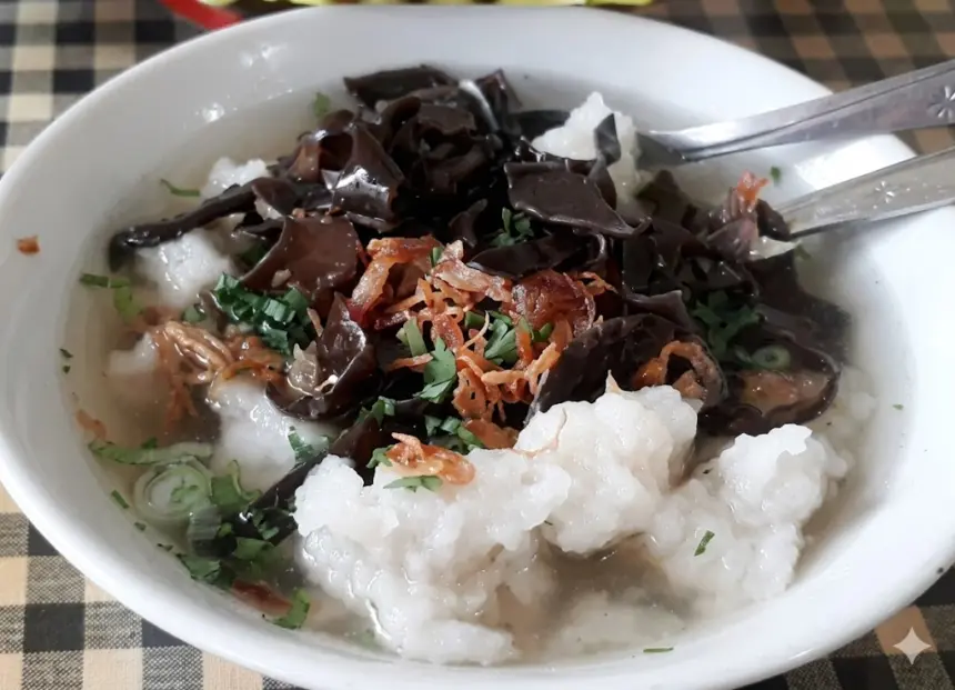 Pempek dan tekwan di Cafe Bu Jaelani, Jalan Laban, menjadi salah satu rekomendasi kuliner Cilacap dengan suasana nyaman dan rasa autentik. (Foto: Instagram @cafebujaelani)