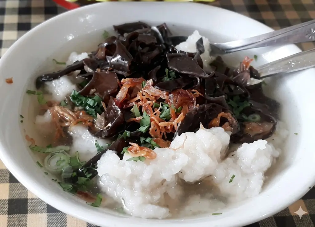 Pempek dan tekwan di Cafe Bu Jaelani, Jalan Laban, menjadi salah satu rekomendasi kuliner Cilacap dengan suasana nyaman dan rasa autentik. (Foto: Instagram @cafebujaelani)